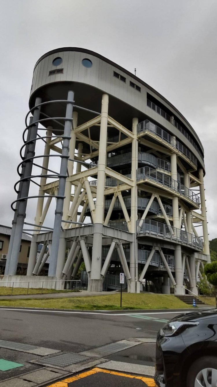 高知県黒潮町にある津波避難タワー。近くに高台がない場合は津波避難タワーや津波避難ビルへ。