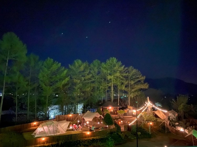 2022年にオープンしたグランピング施設は、宗徳さんとももこさんのDIY。夜はライトアップされて幻想的に。