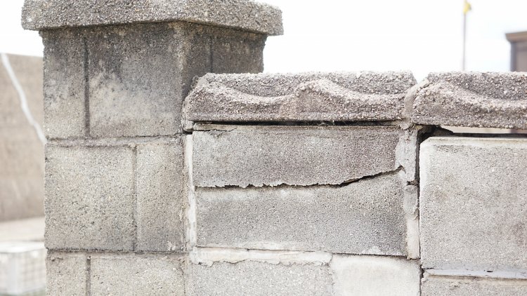 大きな揺れで倒壊すると下敷きになる危険も。