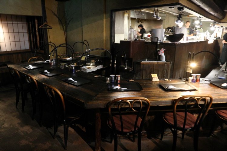 一つ一つの席に配されたスポットライトが 、より幻想的な空間を演出している。