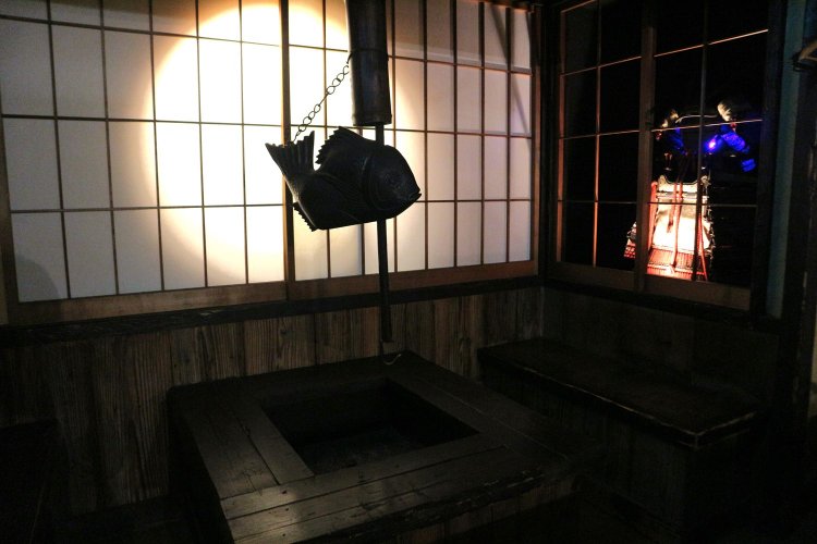 物語でも始まりそうな、情緒たっぷりの囲炉裏席。