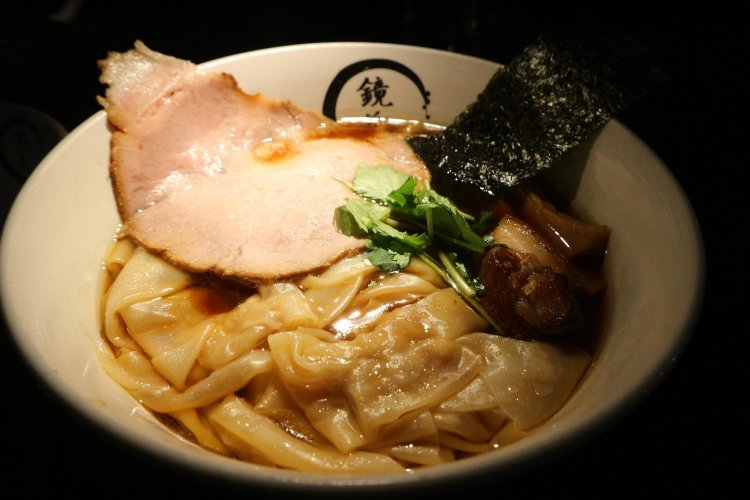 イチオシのワンタンが入った極醤油らーめん ワンタン入り1500円。