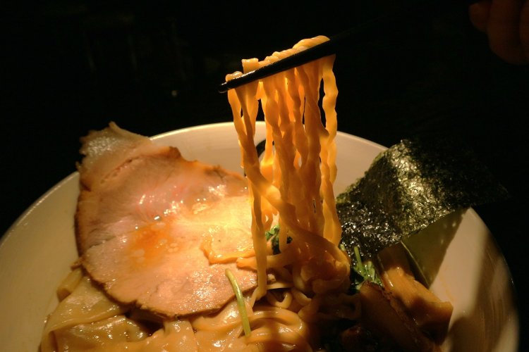 食感を重視した太麺。