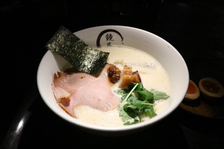 真っ白なスープが印象的な極鶏白湯らーめん1300円。