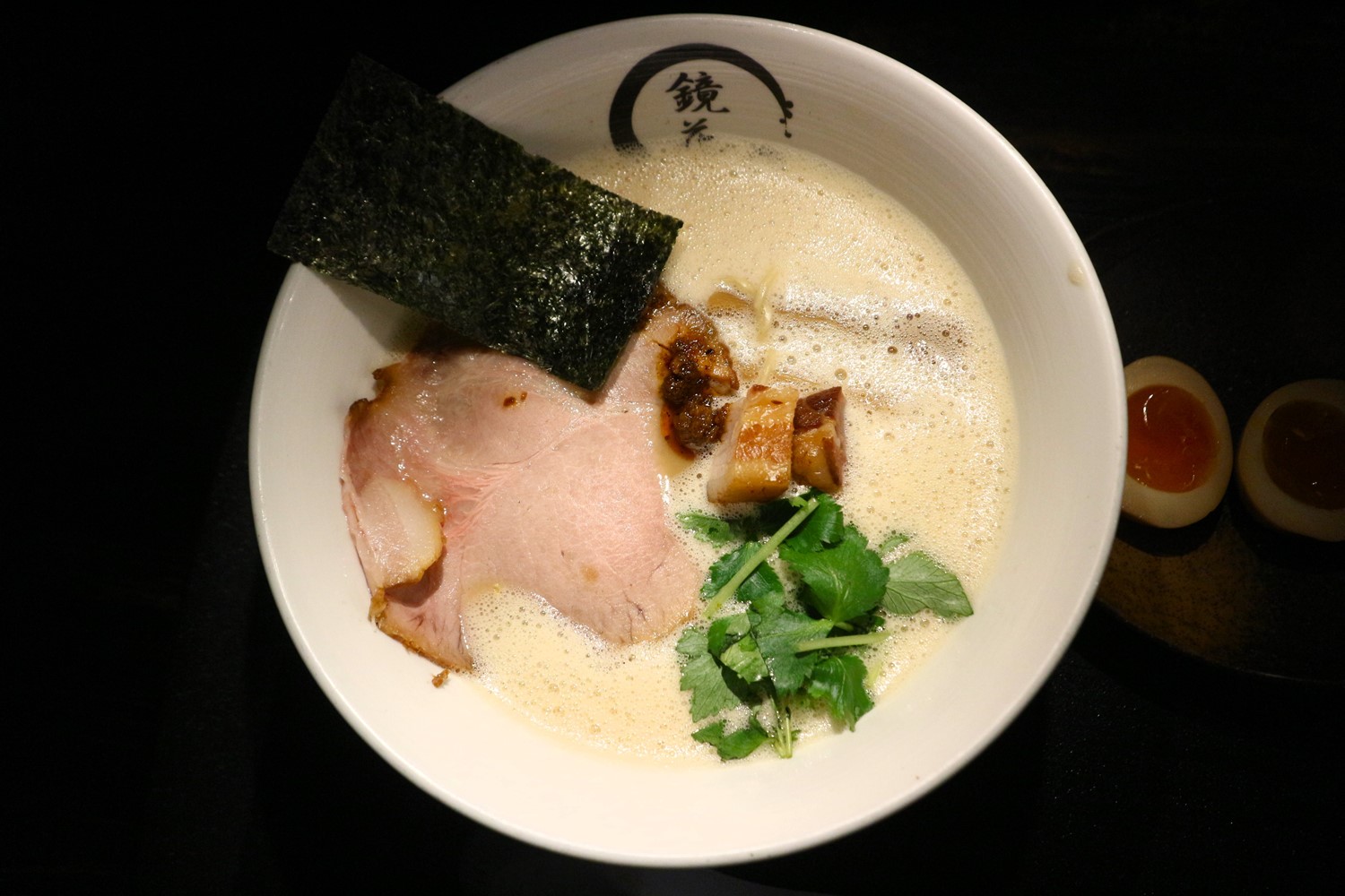 真っ白な泡系スープの極鶏白湯らーめん1300円。