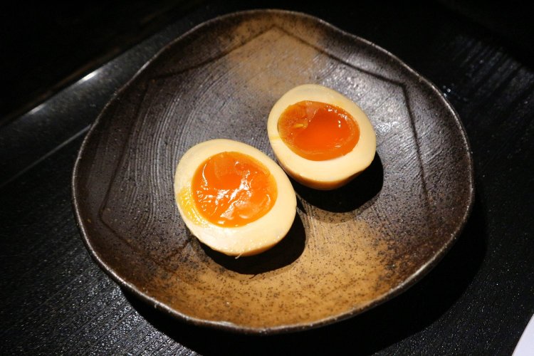 味玉150円は、卵専用のタレで漬け込んだこだわりのトッピング。スープを邪魔しない半熟具合がちょうどいい。