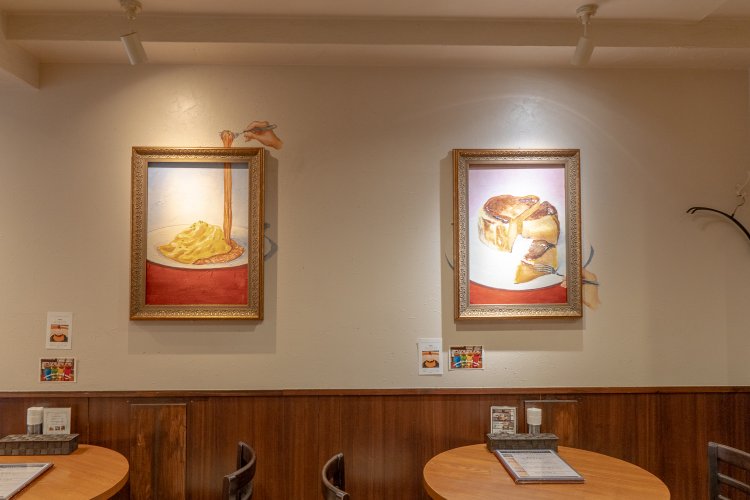 壁にはメニューを描いた絵が飾られている。