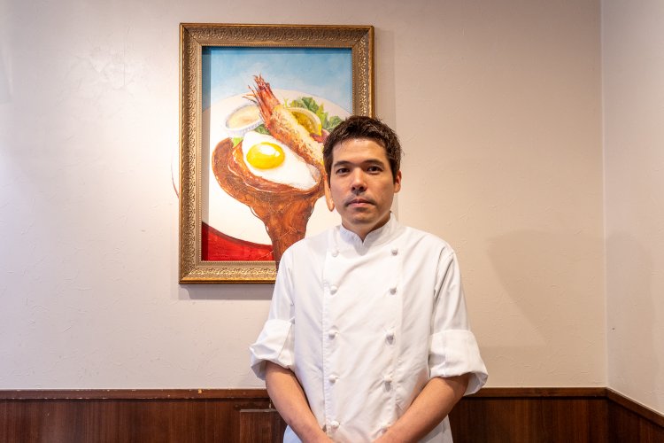 中目黒店の店長で副料理長の高嶋健司さん。とろとろ玉子のオムリバーグの考案者だ。