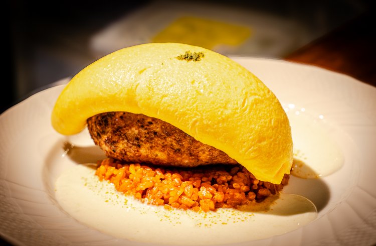 とろとろ玉子のオムリバーグ2200円。デミグラスソースは別添え。ランチタイムはミニサラダが付く。