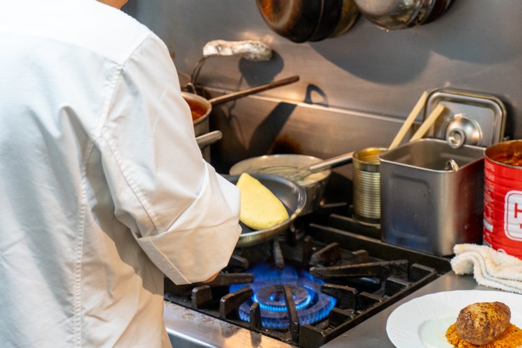 注文が入ってからハンバーグを焼き、オムレツも作る。待つこともおいしさのうちか。