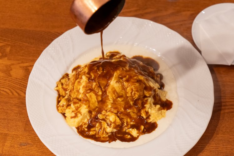 オムレツを開いてからデミグラスソースをたっぷりかける！