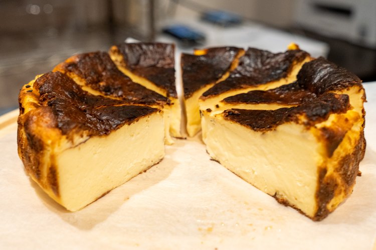 デザートはプリンと究極のバスクチーズケーキが人気を二分。究極のバスクチーズケーキは650円。テイクアウトも可能。