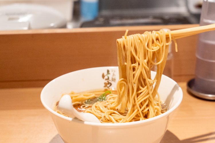 全粒粉入りの麵は香ばしい風味を味わえる。