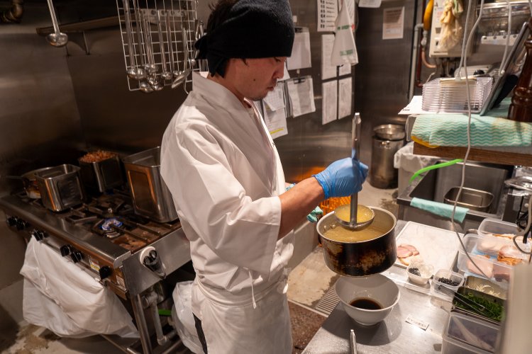 店長の傳農秀一（でんのうしゅういち）さん。