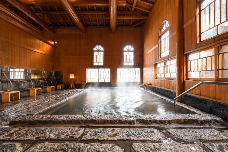 秋田杉を梁に使った、小安峡温泉 旅館  多郎兵衛の「薬師の湯」。