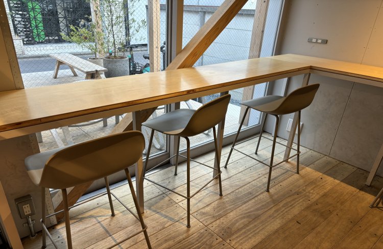カウンターに座って、パソコン作業をすることもウェルカム。大きな窓があり、開放的な雰囲気。