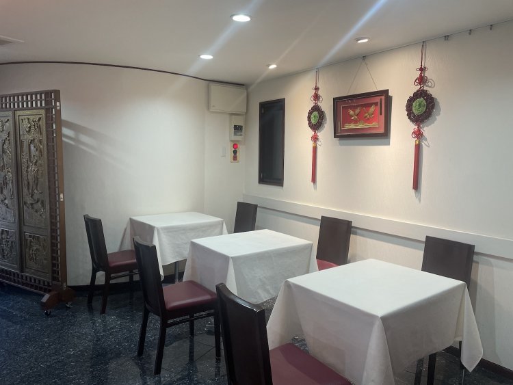 店内は20席弱。コースの予約が入ることも多い。