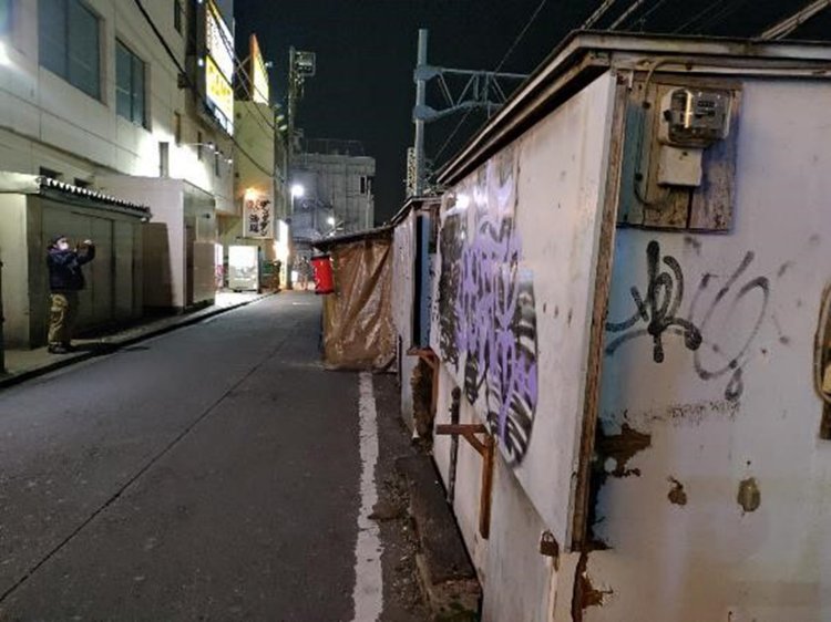 大宮駅の線路沿いに点在する謎の小屋。