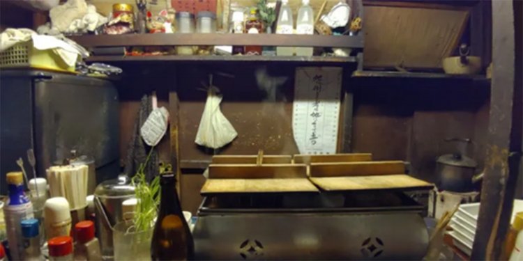 畳一枚分もない店内では、手を伸ばせば全てが届く。