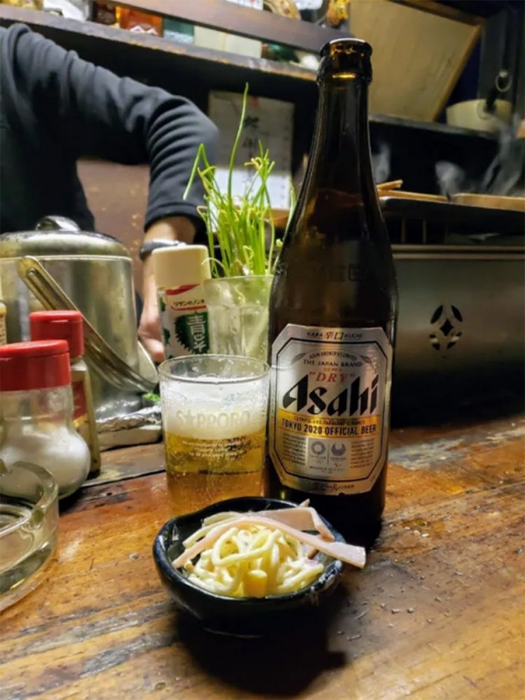 瓶ビールとお通しの「スパサラ」。