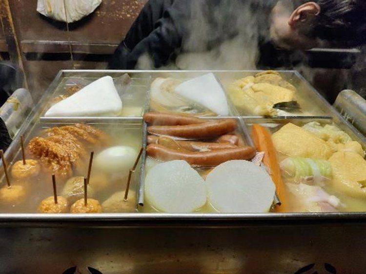 一瞬で店内を湯気であふれさせるおでん槽。