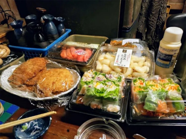 にぎやかなカウンターの料理。まさかの「生春巻き」がある。