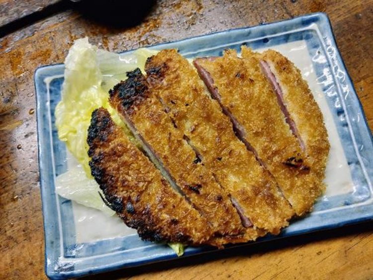 焦げ目が、ある意味新しい「ハムカツ」。