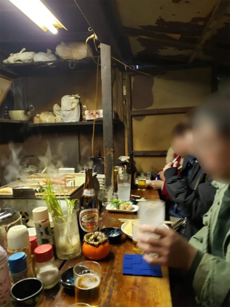 ギリギリ6人が座れるカウンターで、屋台最後の夜を楽しむ常連客。