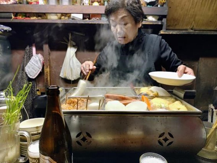 屋台の主“セツコさん”。