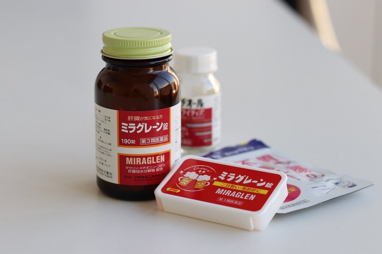 私の二日酔い対策セット。薬局でもらったピルケースを愛用している。ビタミン剤や胃薬も携帯する徹底ぶり。