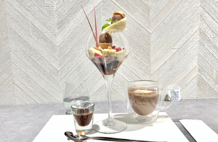 美しく、食べるのが勿体無いパフェ。4種のショコラとバナナパフェ1600円と、ホットショコラオレンジキャラメル（セット価格550円）。