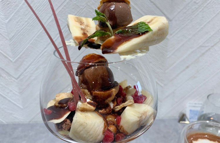 別添えのショコラソースを上からかけていただく。