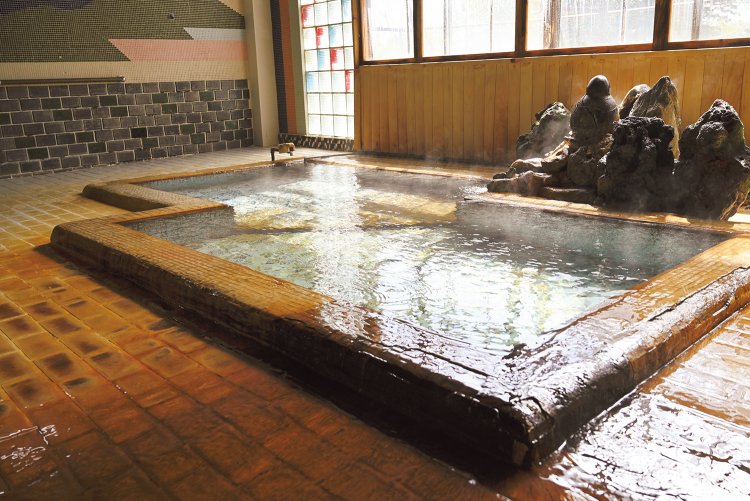 無色透明の湯が注がれる男湯。