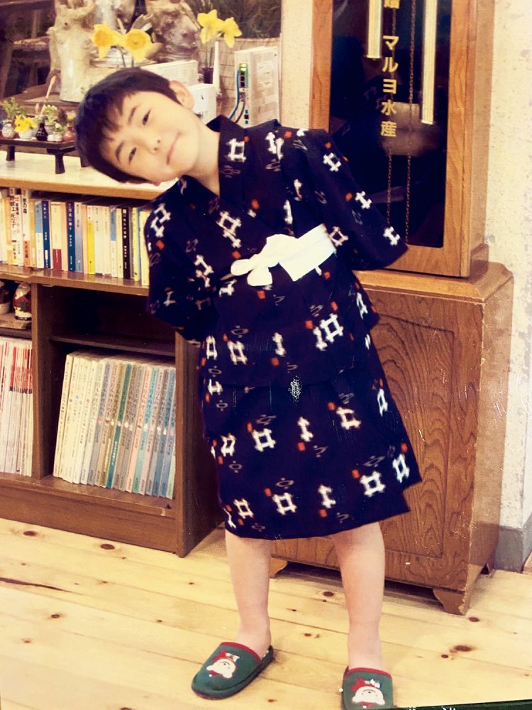 サービスで貸し出される浴衣を着て、座敷わらしに変身！　お子さんの写真を送ってもらい、館内に展示する。