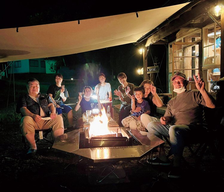 「YUDA BASE」オープン中の毎週土曜には、宿泊者が参加できる「焚火クラブ」を開催。