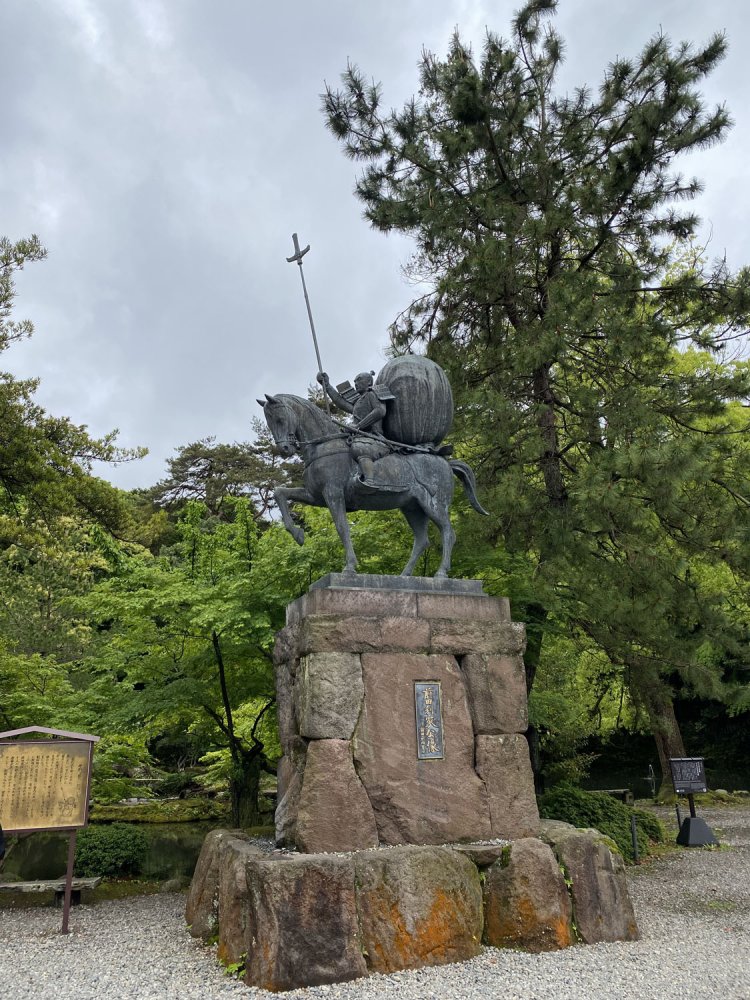 母衣を背負った儂の像もあるで一目見てゆくが良いぞ！