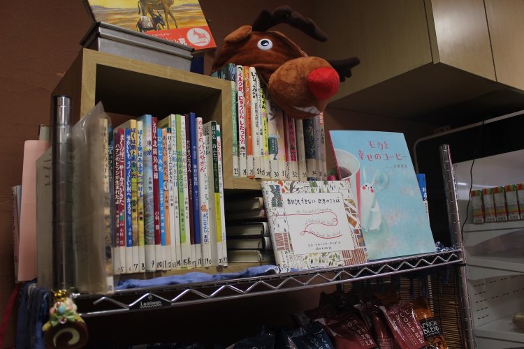 店内には本棚があり2階に持っていって読める。