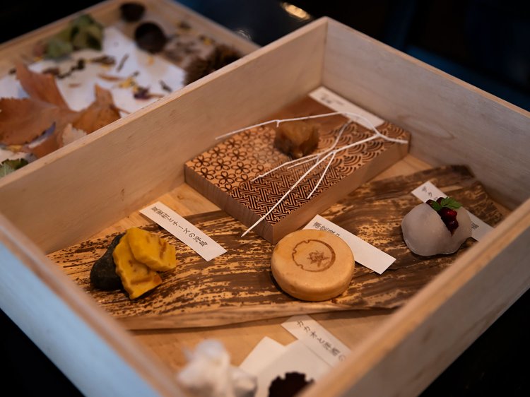 長くお酒の世界に身を置いた経験を活かしペアリングにも注力。スパイスやアルコールを使った茶菓子は自家製。