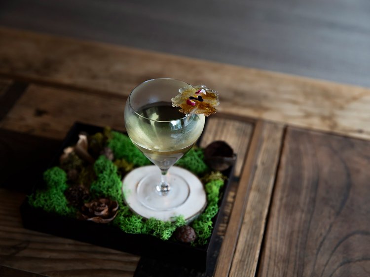 べっ甲をグラスに落とし、溶かしながらいただく一杯。