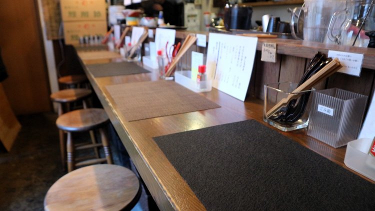 木を基調とした店内は、落ち着く雰囲気。