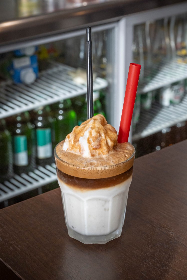 ココナッツアイス入りのベトナムココナッツコーヒー500円。