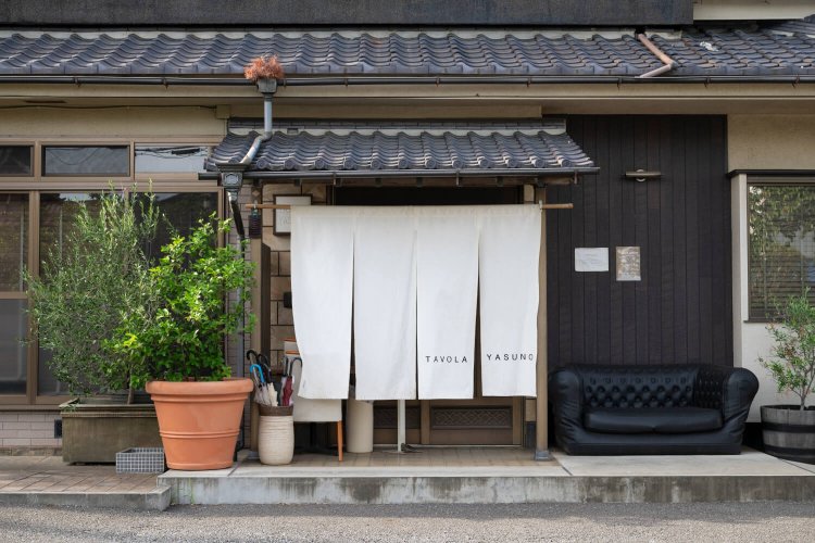 一軒家ののれんが目印。