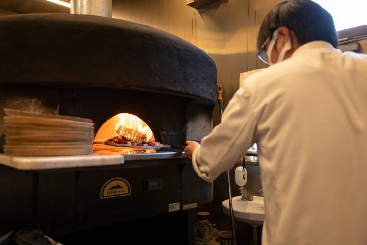 石窯で薪を使って焼く国産小麦のピザはもっちりとして香ばしい。