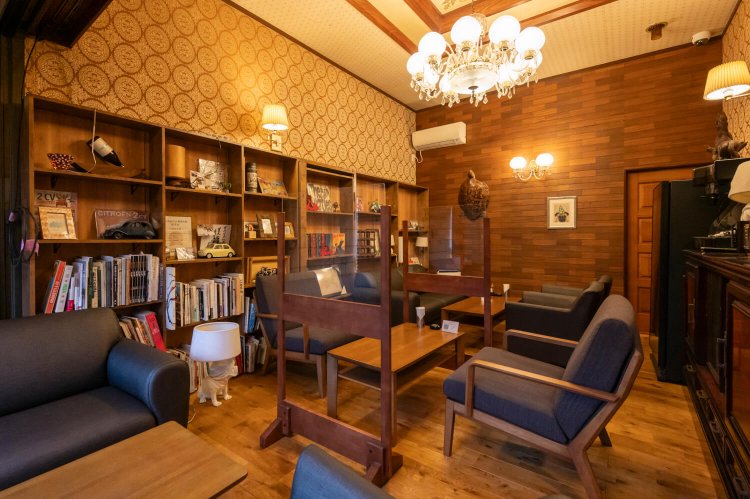 石窯のあるダイニングスペースのほか、洋間、和室も。