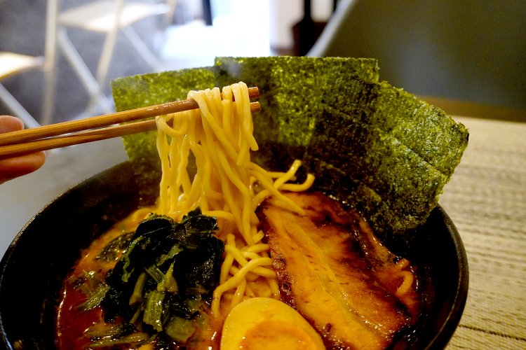 『breath food』では菅野製麺所の麺3種を使用。黒ラーメンは中太ちぢれ麺。