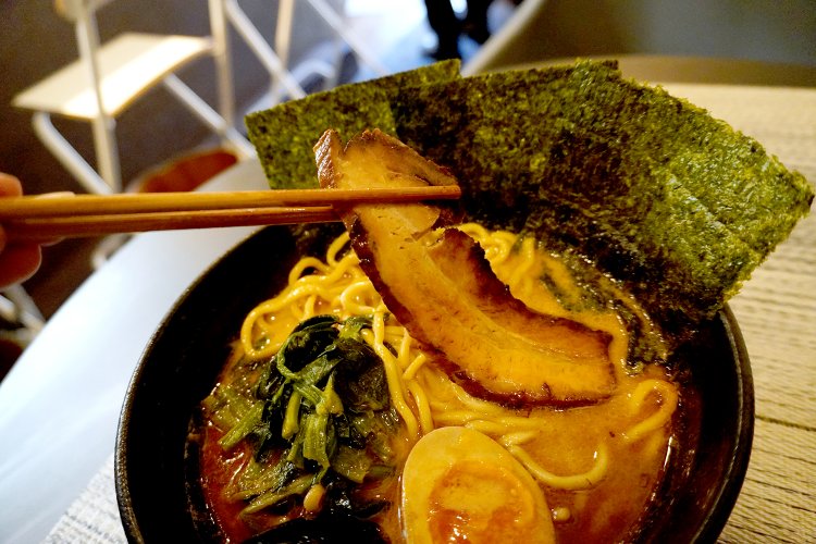 香ばしく焙られた肉厚チャーシューは、口の中でほろっとほどけて美味。