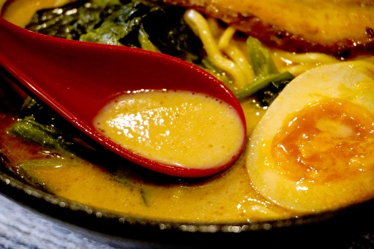 クリーミーな豚骨スープは、ほどよくコッテリしていてマイルドな味わい。