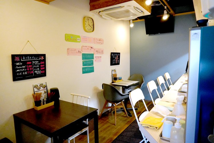 カウンター4席、2人掛けテーブル2席。外観も内装もまるでカフェのよう。