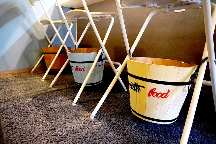 カウンター席の下の荷物入れは、ハンドメイドの木製バスケット。