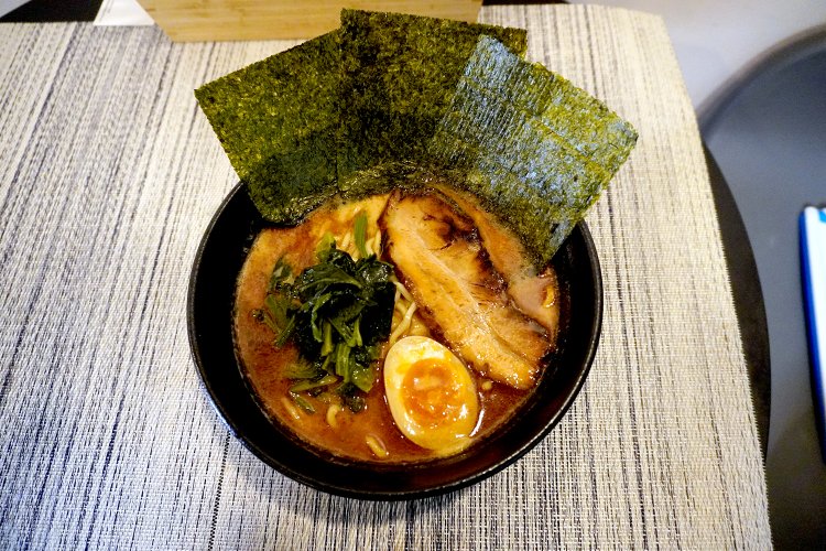 トッピングは、チャーシュー、味玉半玉、ホウレンソウ、のり。